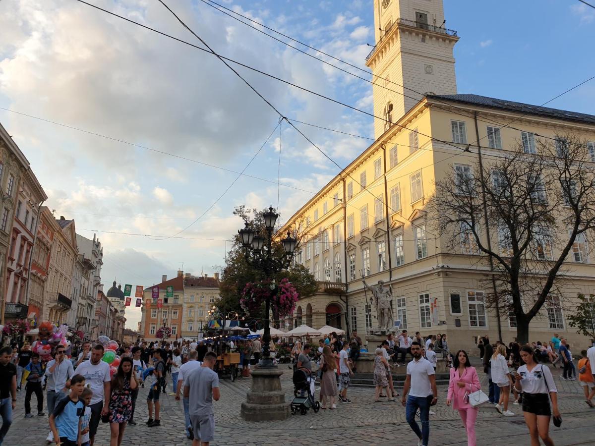 3 Bedroom, 2 Bathroom Apartment Near Forum Lviv Extérieur photo