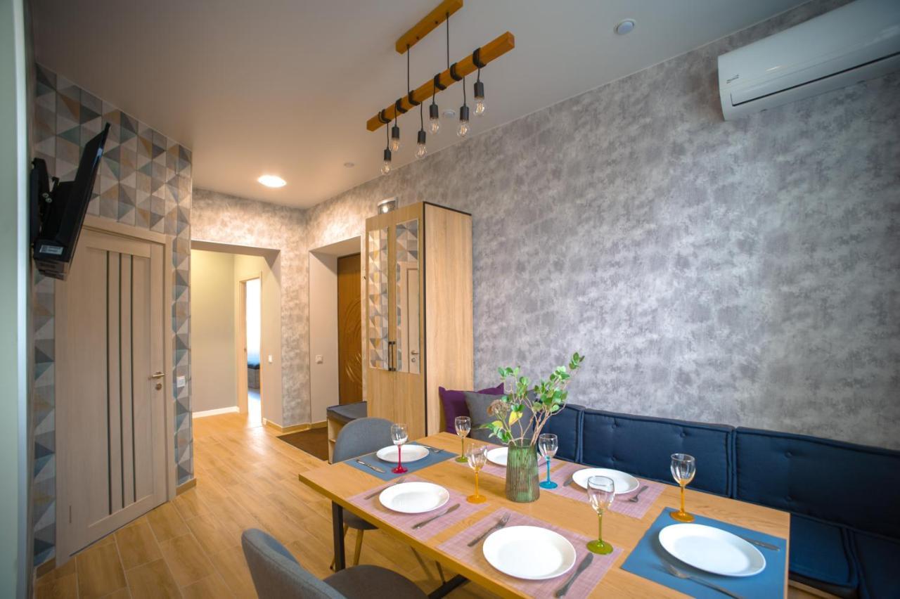 3 Bedroom, 2 Bathroom Apartment Near Forum Lviv Extérieur photo
