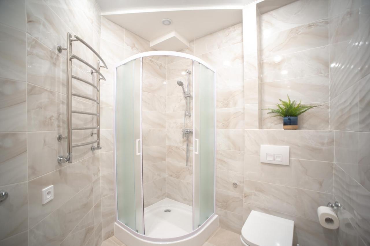 3 Bedroom, 2 Bathroom Apartment Near Forum Lviv Extérieur photo